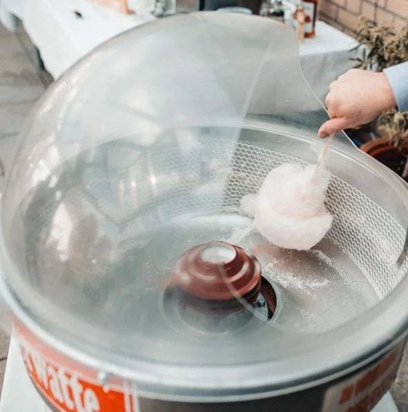 Frische Zuckerwatte wird an der Maschine gedreht